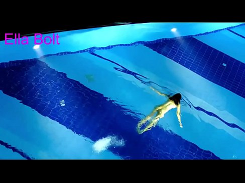 ❤️ Não consigo parar de ver, jovem loira apanhada a nadar nua na piscina da estância balnear ELLA BOLT ️ Porno real vídeo em pt.analpics.ru ﹏