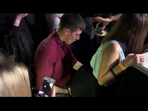 ❤️ Sexo real numa discoteca russa. Rapariga russa de 18 anos no ânus e vagina fodida numa discoteca ️ Porno real vídeo em pt.analpics.ru ﹏