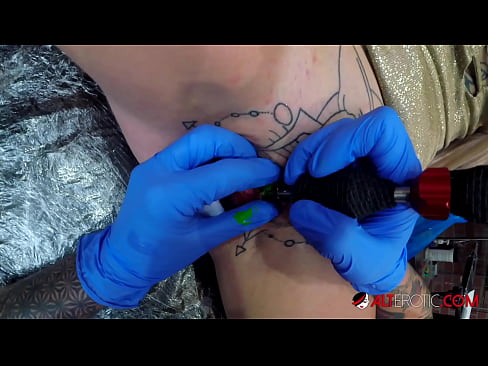 ❤️ Extremamente tatuada, a brasa Sully Savage fez uma tatuagem no seu clítoris ️ Porno real vídeo em pt.analpics.ru ﹏